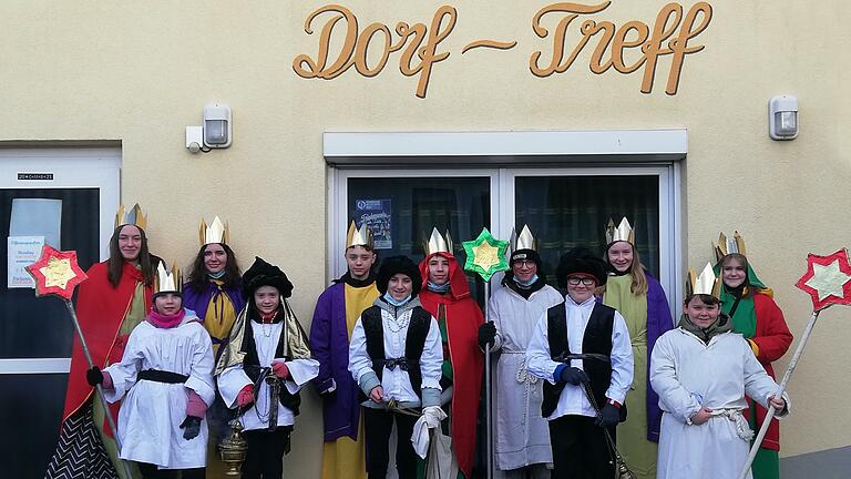 Die Sternsinger in Hausen (v.l.): Elisabeth, Elina, Nele, Teresa, Julian, Felina, Luca, Manuel, Christoph, Leonie, Jan und Paula.