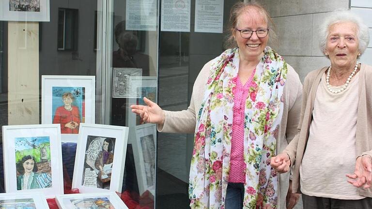 Eröffnung der Bilderausstellung von Doris Hopf. Mit im Bild Marie-Luise Heutgens-Hangen, Inhaberin des Fotohauses Hangen.