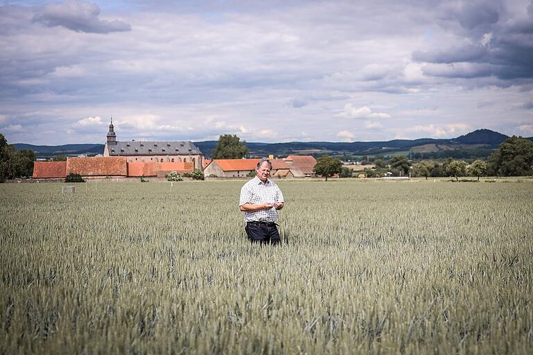 Landwirt und&nbsp;BBV-Kreisobmann&nbsp;Klaus Merkel aus Mariaburghausen steht in einem seiner Felder.