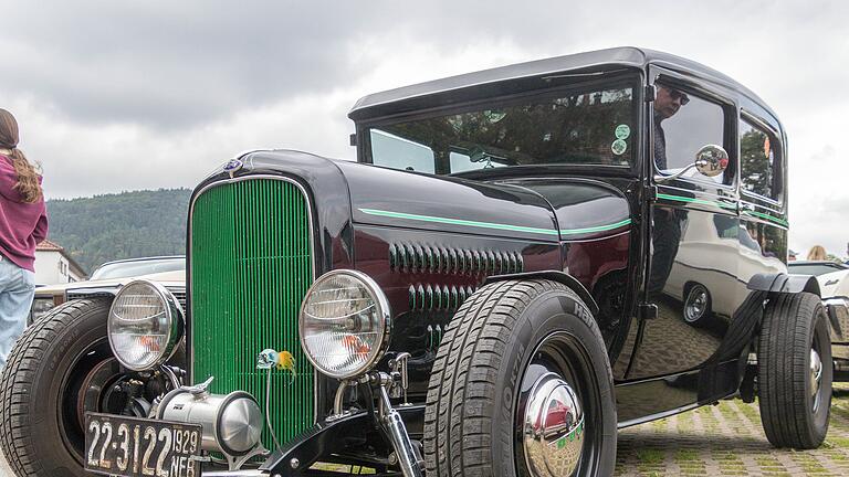 Für Liebhaber von Old- und Youngtimer-Fahrzeugen verschiedener Hersteller und Konstuktionen gab es am Sonntag beim dritten Oldtimertreffen auf der Gemündener Lindenwiese und der angrenzenden Duivenallee viel zu sehen.