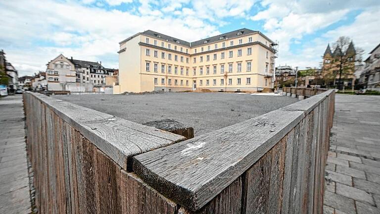 Für einen exklusiven Hotelstandort auf dem ehemaligen Steigenberger-Areal hat der Freistaat jetzt eine Neuausschreibung vorgelegt. Der Neumann-Flügel bleibt erhalten. Für einen exklusiven Hotelstandort auf dem ehemaligen Steigenberger-Areal hat der Freistaat jetzt eine Neuausschreibung vorgelegt. Der Neumann-Flügel bleibt erhalten.