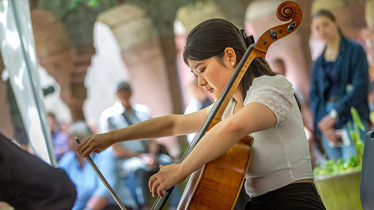 Mozarttag in Würzburg       -  Das Duo Cellodeon spielt am Samstag (21.05.22) im Rahmen des Mozarttages im Lusamgärtchen in Würzburg. Zum Auftakt des alljährlichen Mozartfestes huldigen viele Musiker am Samstag an verschiedenen Plätzen in der Innenstadt dem Komponisten mit kleinen Konzerten.