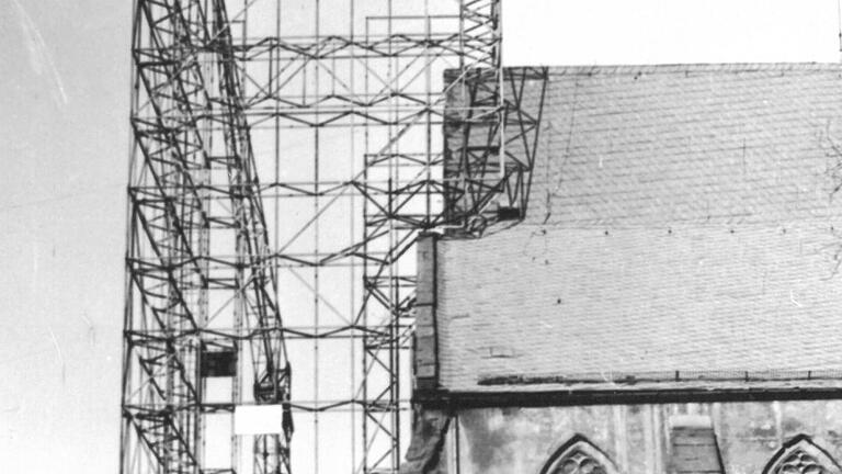 Die Pfarrkirche St. Andreas in Karlstadt stand im Jahr 1955 ohne Turm auf dem Kirchplatz. Dieser wurde abgebaut, weil er einzustürzen drohte.&nbsp;