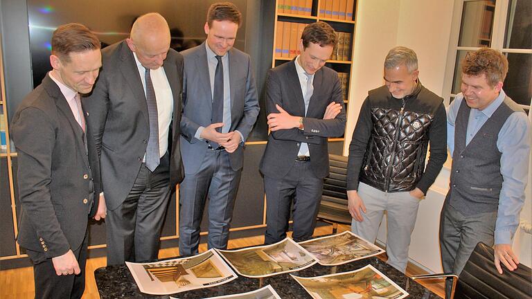 Bei der Eröffnung des Notariats im ehemaligen Gasthof Schwane zeigten Mario und Frank Döpfner (von rechts) den Gästen Fotos von der Renovierung der Räume. Im Bild von links Thorsten Wozniak, Landgerichtspräsident Pfingstl, Notar Wobst und Landrat Töpper.