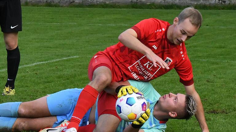 Torhüter Teil 1: Leon Hartmann von der DJK Schwebenried scheint mit dem Annäherungsversuch von Yanik Pragmann vom FC Fuchsstadt gar nicht einverstanden zu sein.       -  Torhüter Teil 1: Leon Hartmann von der DJK Schwebenried scheint mit dem Annäherungsversuch von Yanik Pragmann vom FC Fuchsstadt gar nicht einverstanden zu sein.