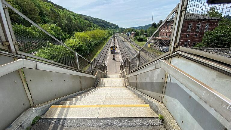 44 Stufen führen in Burgsinn zu den Bahnsteigen drei und vier – für Menschen mit Gehbehinderung ein schier unüberwindbares Hindernis.