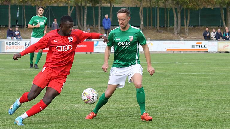 Adrian Dussler (rechts) vom TSV Abtswind traf per Kopf zum Sieg gegen den Aufsteiger Münchberg.