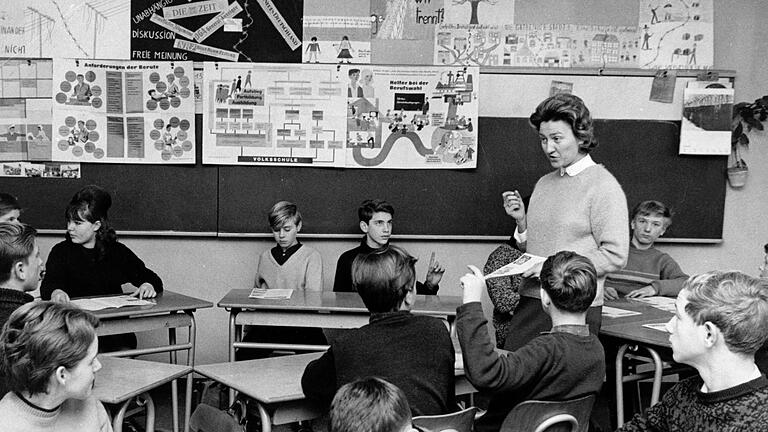 Schulunterricht in einer Volksschule - 1965       -  Schüler einer Volksschulklasse 1965 in Duisburg. (Archivfoto)