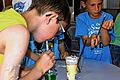 Tolles Experiment:  Die Kinder stellten Fracking Uni mit Vanillesoße und Götterspeise nach.