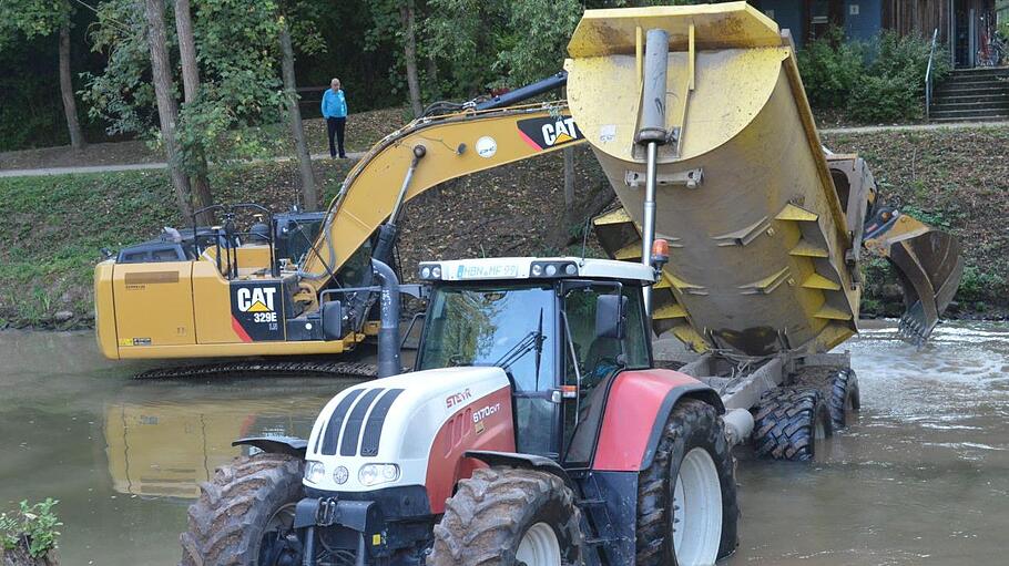 Der ökologische Ausbau der Saale bei Bad Bocklet hat begonnen. Unter anderem wird dabei die Struktur des Gewässers verändert.  Foto: Isolde Krapf       -  Der ökologische Ausbau der Saale bei Bad Bocklet hat begonnen. Unter anderem wird dabei die Struktur des Gewässers verändert.  Foto: Isolde Krapf