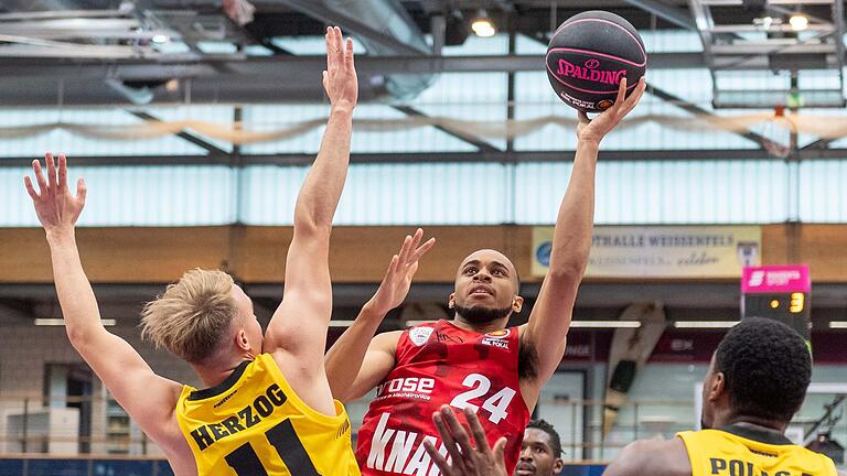 Cameron Hunt (Mitte, hier in der Pokalpartie vergangenen Sonntag gegen Ludwigsburg) will bei den Baskets zu einem Führer aufsteigen.