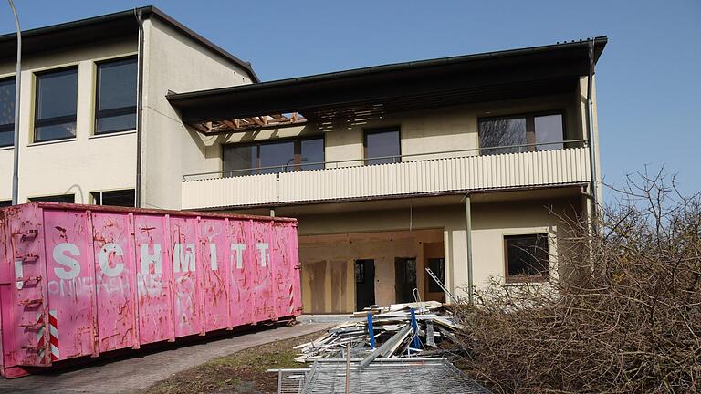 Noch steht der alte Kindergarten in Volkers. Aber nicht mehr lange, denn die Rückbauarbeiten haben begonnen. Foto: Rebecca Vogt       -  Noch steht der alte Kindergarten in Volkers. Aber nicht mehr lange, denn die Rückbauarbeiten haben begonnen. Foto: Rebecca Vogt