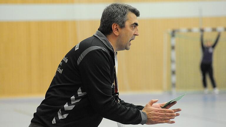 Harun Tucovic trainiert die Frauen des HSV Bergtheim in der Handball-Bayernliga. Ihr Ziel ist es, die Vorrunde auf den ersten drei Plätzen zu beenden und sich für die Aufstiegsrunde zur Dritten Liga zu qualifizieren.