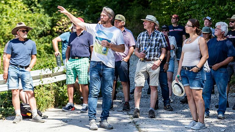 65 Winzerinnen und Winzer nahmen an einer Fortbildung der Landesanstalt für Wein- und Gartenbau teil. Hier zeigt Christian Deppisch von der LWG die Versuchsweinberge der Landesanstalt bei Thüngersheim.&nbsp;