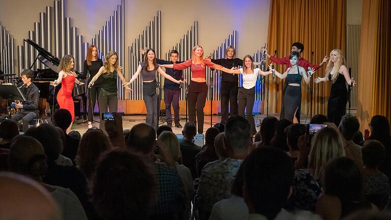 Swing und Sing hieß es beim Konzert des Celtis-Gymnasium Schweinfurt und der Popgesangsklasse der Musikschule in Schweinfurt.