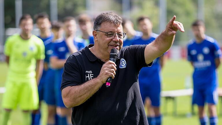 Trainer Harald Funsch stellt bei der Saisoneröffnung und Mannschaftsvorstellung auf der Sepp-Endres-Sportanlage an der Mainaustraße die neuen Spieler beim Fußball-Bayernligisten FV 04 Würzburg vor und gibt einen Ausblick auf die neue Saison.