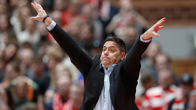 Headcoach Sasa Filipovski (Würzburg Baskets) hofft auf einen Auswärtssieg seiner Mannschaft bei den HAKRO Merlins Crailsheim.