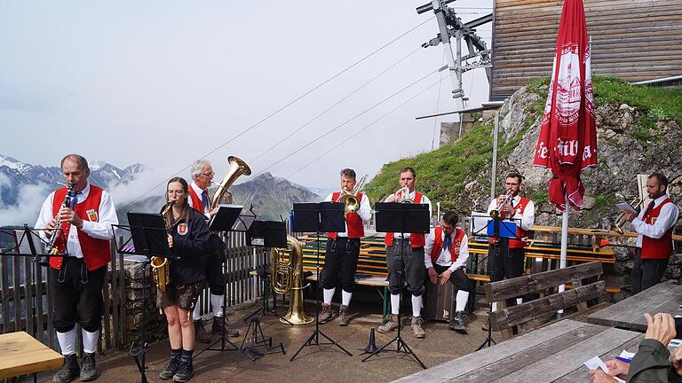 Die Blaskapelle Ebenhausen spielte zur Feier für das  30-jährige Jubiläum auf der Kissinger Hütte.       -  Die Blaskapelle Ebenhausen spielte zur Feier für das  30-jährige Jubiläum auf der Kissinger Hütte.