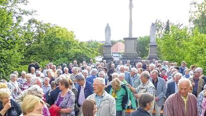 Viele Gottesdienstbesucher am Großenberg: Groß war die Schar der Besucher bei &bdquo;Zeit für Maria &ndash; Zeit für mich&ldquo;, als Bischof Friedhelm Hofmann als Gastprediger kam.FOTOS (2) Brigitte Gbureck