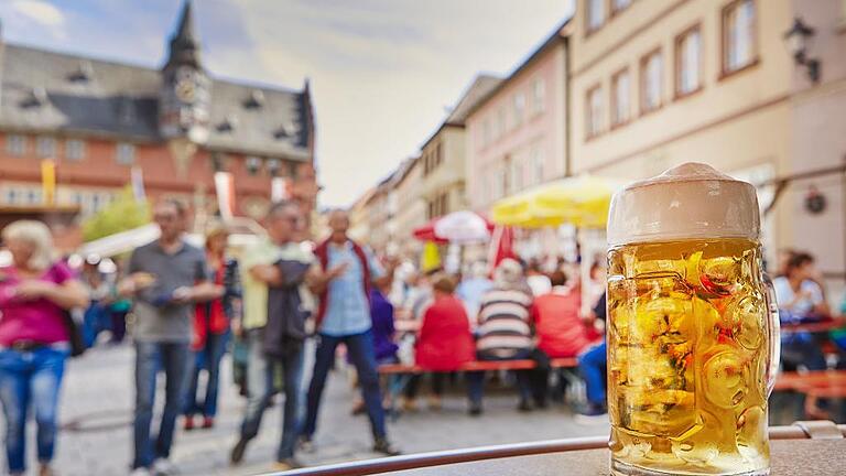 Eine Stadtführung jenseits gewohnter Pfade könnte die Schiffstouristen ins Zentrum ziehen &ndash; zum Beispiel mit dem Ochsenfurter Bierbrauer, der nicht nur Historisches zeigt, sondern auch zu zwei Bierverkostungen lädt.