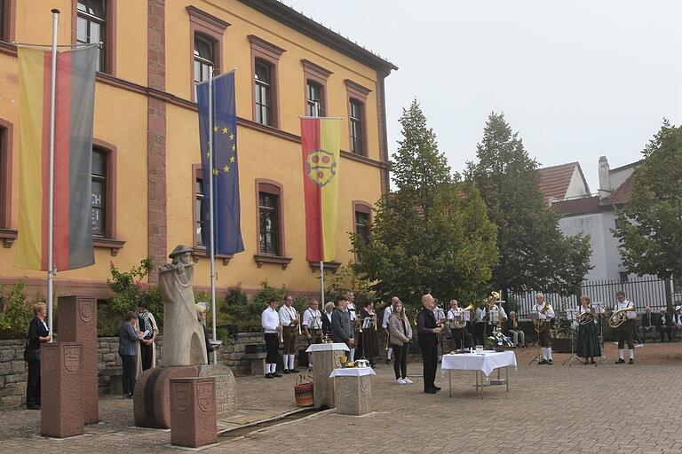 130 Jahre, Anlass genug zum Feiern, doch es brauchte drei Anläufe, bis dies möglich war. Mit einem Festgottesdienst auf dem Hans-Böhm-Platz gedachte der Gesangverein Melomania aller Verstorbenen. Beim anschließenden Kommers ehrten die Verantwortlichen langjährige Mitglieder.