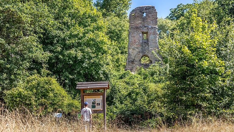 &nbsp;Wahrzeichen des idyllischen Weinortes ist die Ruine Speckfeld. Die Höhenburg war einst eine wehrhafte Anlage mit Wällen und tiefen Gräben. Heute sieht man vor allem die 15 Meter hohe Mauer des ehemaligen Torturms, der auch Bergfried war.&nbsp;