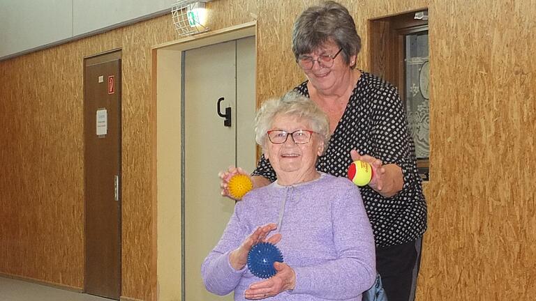 Rosina Hilpert (sitzend), die kürzlich ihren 85. Geburtstag gefeiert hat, ist seit 50 Jahren Mitglied in der Gelchsheimer Damengymnastikgruppe die von Elfie Wald geleitet wird.