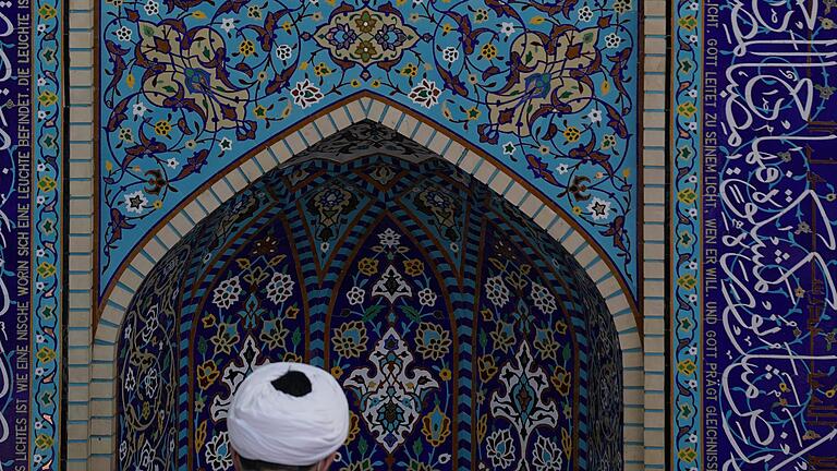 Freitagsgebet in der Imam-Ali-Moschee       -  Hadi Mofatteh spricht vor dem Freitagsgebet in der Imam-Ali-Moschee. Bis zum 11. September muss er Deutschland verlassen. (Archivbild)