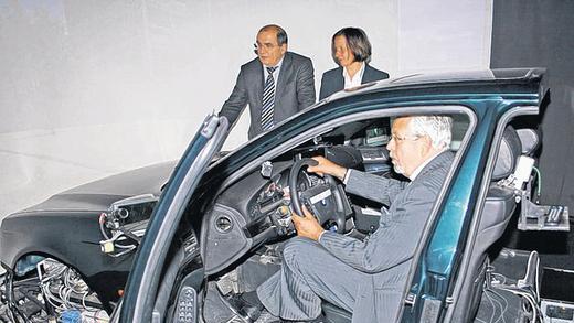 Ungewöhnliche Testfahrt: Bürgermeister Rainer Kinzkofer testete bei einem Besuch des WIVW in Veitshöchheim in einem umgebauten BMW 520i unter Anleitung von Professor Hans-Peter Krüger und der Diplom-Psychologin Alexandra Neukum die dort entwickelte Fahrsimulationssoftware SILAB.