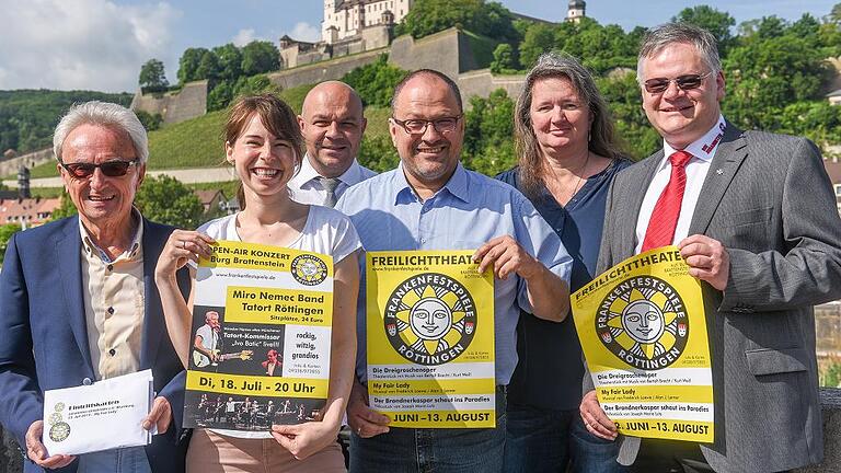 Freikartenübergabe für Röttinger Festspiele - (cop) Der Röttinger Bürgermeister Martin Umscheid (Mitte) übergab gemeinsam mit Initiator Erich Beck (links) 70 Freikarten für die Frankenfestspiele Röttingen an soziale Einrichtungen auf der Alten Mainbrücke in Würzburg. Die Frankenfestspiele Röttingen, die in der Hand der Stadt Röttingen liegen und somit einen kommunalen Träger haben, möchten so diejenigen unterstützen, die sozial nicht so gut aufgestellt sind und denen aus finanziellen Gründen ein Besuch kultureller Veranstaltungen verwehrt bliebe, heißt es hierzu in einer Pressemitteilung. Vom 22. Juni bis 13. August stehen auf dem Spielplan der großen Freilichtbühne im Hof der Burg Brattenstein: Bertolt Brechts Theaterstück mit Musik von Kurt Weill „Die Dreigroschenoper“, das Kultmusical „My Fair Lady“ von Alan J. Lerner mit Musik von Frederick Loewe und das Volksstück „Der Brandnerkaspar schaut ins Paradies“ von Josef Maria Lutz. Drei soziale Einrichtungen können dank der Einladung zu den Frankenfestspielen nun jeweils eine dieser Vorstellungen besuchen. Johannes Amrhein nahm die Freikarten für Bewohner aus dem Caritas Seniorenzentrum St. Thekla aus Würzburg dankend entgegen. Schwester Sylvia und Schwester Pia freuten sich ebenfalls über Freikarten für Bewohner des Seniorenheims St. Hedwig, Veitshöchheim. Und auch die Senioreneinrichtung der Johanniter-Unfall-Hilfe Würzburg erhielt Freikarten, die Christoph Fleschutz, Organisator der Seniorenausflüge, und Vorstandsmitglied des Regionalvorstands der Johanniter-Unfall-Hilfe Herr Ralf Knüttel mit Dank in Empfang nahmen. Den Kontakt zu den Einrichtungen hat der gebürtige Röttinger Erich Beck hergestellt, der sich bereits seit 25 Jahren für soziale Einrichtungen in Verbindung mit den Festspielen in Röttingen engagiert. Freikartenübergabe für Röttinger Festspiele - (cop) Der Röttinger Bürgermeister Martin Umscheid (Mitte) übergab gemeinsam mit Initiator Erich Beck (links) 70 Freikarten für die Frankenfestspiele Röttingen an soziale Einrichtungen auf der Alten Mainbrücke in Würzburg. Die Frankenfestspiele Röttingen, die in der Hand der Stadt Röttingen liegen und somit einen kommunalen Träger haben, möchten so diejenigen unterstützen, die sozial nicht so gut aufgestellt sind und denen aus finanziellen Gründen ein Besuch kultureller Veranstaltungen verwehrt bliebe, heißt es hierzu in einer Pressemitteilung. Vom 22. Juni bis 13. August stehen auf dem Spielplan der großen Freilichtbühne im Hof der Burg Brattenstein: Bertolt Brechts Theaterstück mit Musik von Kurt Weill „Die Dreigroschenoper“, das Kultmusical „My Fair Lady“ von Alan J. Lerner mit Musik von Frederick Loewe und das Volksstück „Der Brandnerkaspar schaut ins Paradies“ von Josef Maria Lutz. Drei soziale Einrichtungen können dank der Einladung zu den Frankenfestspielen nun jeweils eine dieser Vorstellungen besuchen. Johannes Amrhein nahm die Freikarten für Bewohner aus dem Caritas Seniorenzentrum St. Thekla aus Würzburg dankend entgegen. Schwester Sylvia und Schwester Pia freuten sich ebenfalls über Freikarten für Bewohner des Seniorenheims St. Hedwig, Veitshöchheim. Und auch die Senioreneinrichtung der Johanniter-Unfall-Hilfe Würzburg erhielt Freikarten, die Christoph Fleschutz, Organisator der Seniorenausflüge, und Vorstandsmitglied des Regionalvorstands der Johanniter-Unfall-Hilfe Herr Ralf Knüttel mit Dank in Empfang nahmen. Den Kontakt zu den Einrichtungen hat der gebürtige Röttinger Erich Beck hergestellt, der sich bereits seit 25 Jahren für soziale Einrichtungen in Verbindung mit den Festspielen in Röttingen engagiert.