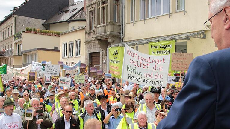 Vor rund 300 Nationalparkgegnern am Mainkai versicherte Innenminister Joachim Herrmann: Kein Nationalpark ohne die Zustimmen der Menschen vor Ort. Und er bekam dafür viel Beifall.