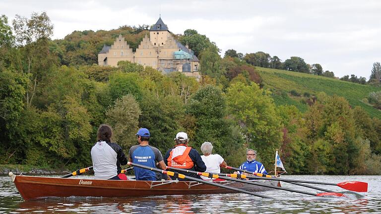 Trainingsfahrt bei Schloss Mainberg: Die Schweinfurter Wanderruderer auf dem Main.