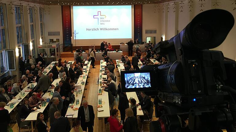 Blick in die erste Vollversammlung des Synodalen Wegs im ehemaligen Dominikanerkloster in Frankfurt im Januar/Februar 2020 (Archivfoto). Die zweite Vollversammlung findet ab Ende September im Congress Center Messe Frankfurt statt.