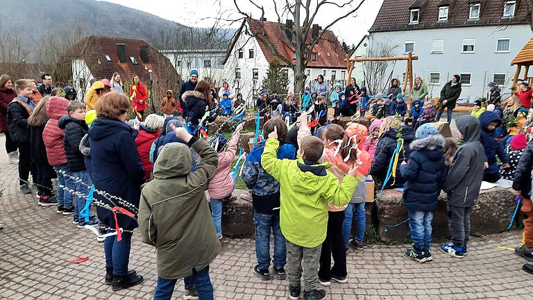 Die Freude vom Palmsonntag gaben die Leo-Weismantel-Schüler in einem Gottesdienst zur Segnung ihres neuen Spielgeländes weiter.