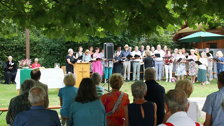 Sommerfest der evangelischen Kirchengemeinde Wiesentheid heißt auch gleichzeitig immer – Gottesdienst unter freiem Himmel mit viel Musik. Neben dem Posaunenchor Rüdenhausen gestaltete die Kantorei Gnadenkirche den „Open-Air“ Gottesdienst im Garten des Gemeindezentrums.