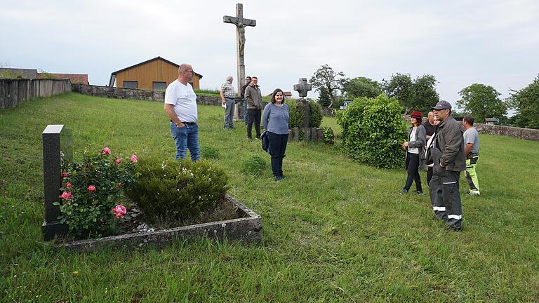 Was wird aus dem alten Friedhof in Langenleiten? Ein naturnaher Friedhof für anonyme und naturnahe Bestattungen oder ein Areal für die Jugend? Was wird aus dem alten Friedhof in Langenleiten? Ein naturnaher Friedhof für anonyme und naturnahe Bestattungen oder ein Areal für die Jugend?