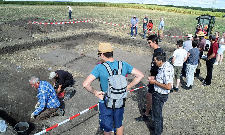 Besucher der Dornheimer Ausgrabung durften den Archäologen über die Schulter schauen. Besucher der Dornheimer Ausgrabung durften den Archäologen über die Schulter schauen.