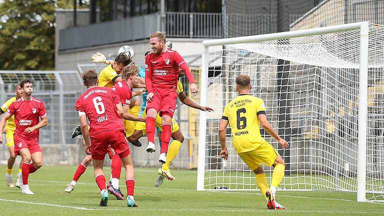 Eine der besten Kickers-Chancen gegen Türkgücü: Würzburgs Peter Kurzweg kommt gegen die Münchner Marco Holz (vorne), Torhüter Johann Hipper und Christoph Rech zum Kopfball verfehlt aber knapp das Gehäuse.