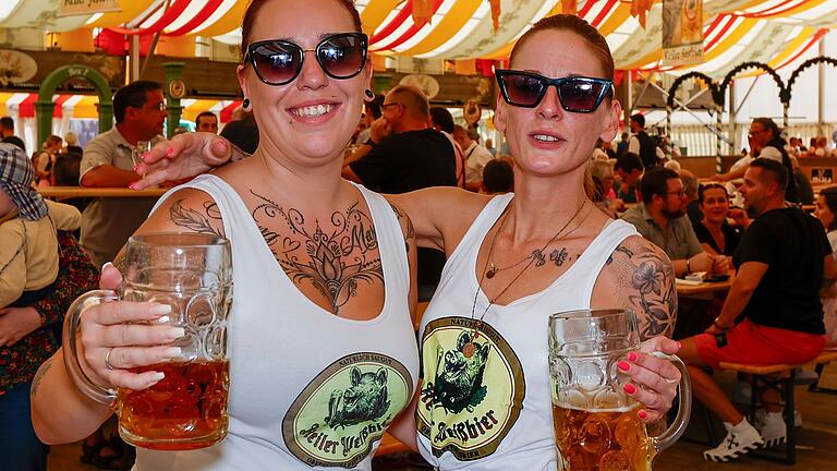 Weibliche Keiler-Fans beim Keiler-Weißbier-Frühschoppen auf der Spessartfestwoche in Lohr. Weibliche Keiler-Fans beim Keiler-Weißbier-Frühschoppen auf der Spessartfestwoche in Lohr.
