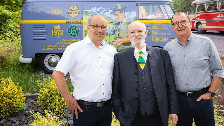 Rainer Bogen, Geschäftsführer Zaun &amp; Sicherheit (links) gemeinsam mit Claus-R. Bremer sowie Jürgen Stieber, Geschäftsführer Bremer Schutzverbauungen (rechts).