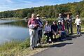 Die Wandergruppe vor dem See.