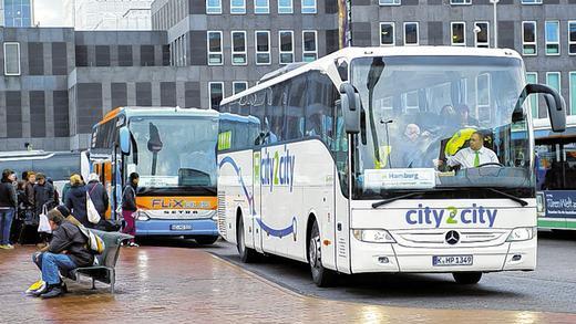 Bitte aussteigen: Fernbusse der Firmen City2City und FlixBus in Hannover. City2City will seinen Betrieb zum 13. Oktober einstellen. Auf Sicht sei kein Geld zu verdienen.