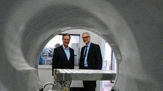 ÖDP-Politiker Klaus Buchner mit Klinik-Vorstandsmitglied Winfried Neubauer zu Besuch im Krankenhaus Haßfurt.