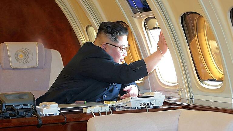 CHINA-NKOREA-DIPLOMACY       -  Das Foto der offiziellen nordkoreanischen Nachrichtenagentur zeigt Staatsführer Kim Jong Un an Bord seines Regierungsflugzeuges.