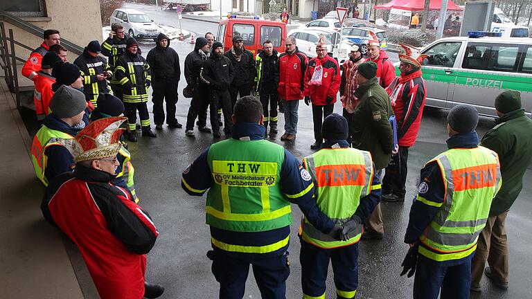 Zu den akribischen Vorbereitungen der MKG für den Faschingsumzug in Mellrichstadt gehört auch die Lagebesprechung mit Hilfsdiensten und Sicherheitskräften. Zu den akribischen Vorbereitungen der MKG für den Faschingsumzug in Mellrichstadt gehört auch die Lagebesprechung mit Hilfsdiensten und Sicherheitskräften.