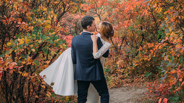 Brautpaar Herbst       -  Geplatzte Sommerhochzeit? Dann machen Sie Ihre Hochzeit doch einfach herbsttauglich.