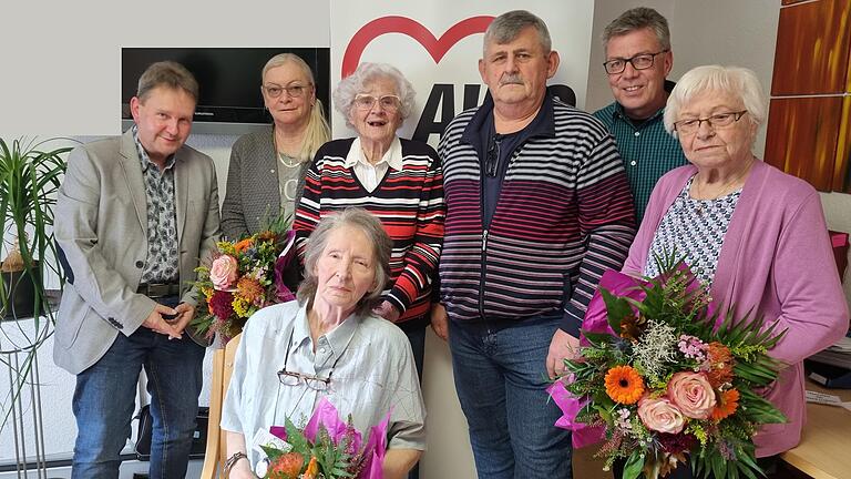 Auf dem Foto Uwe Lehm (Kernvorstand AWO Schweinfurt Stadt), Annette Schön, Edith Sauerteig (sitzend), Dora Ludwig, Stepan Danilischin, Holger Milde (Kernvorstand AWO Schweinfurt Stadt), Anni Rummert.