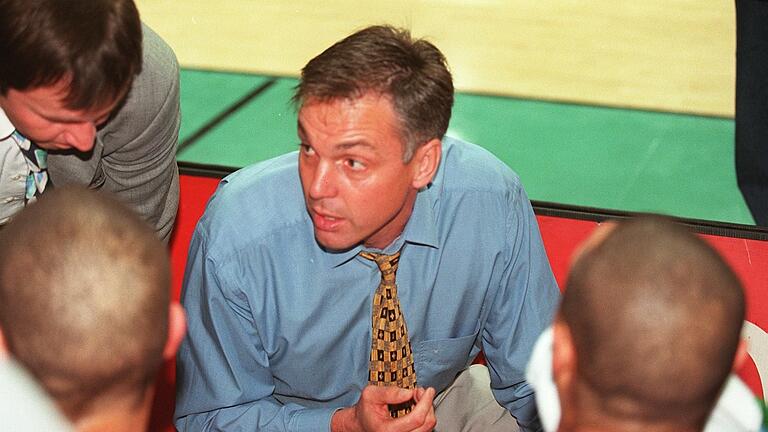Gordon Herbert als Trainer der Würzburger Basketballer. In der Saison 2000/01 wurde sein Team Fünfter der Hauptrunde in der Bundesliga. Gordon Herbert als Trainer der Würzburger Basketballer. In der Saison 2000/01 wurde sein Team Fünfter der Hauptrunde in der Bundesliga.