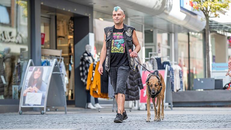 Wenn Smiley mit seinem Hund Machete durch die Schweinfurter Innenstadt läuft, zieht er viele Blicke auf sich. Heute seien die Menschen jedoch aufgeschlossener gegenüber seinem Aussehen als früher, erzählt er.