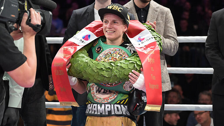 441921883.jpg - Die neue Weltmeisterin im WBC Atomgewicht Tina Rupprecht aus Augsburg hält bei der Siegerehrung den WM-Gürtel. 441921883.jpg - Die neue Weltmeisterin im WBC Atomgewicht Tina Rupprecht aus Augsburg hält bei der Siegerehrung den WM-Gürtel.